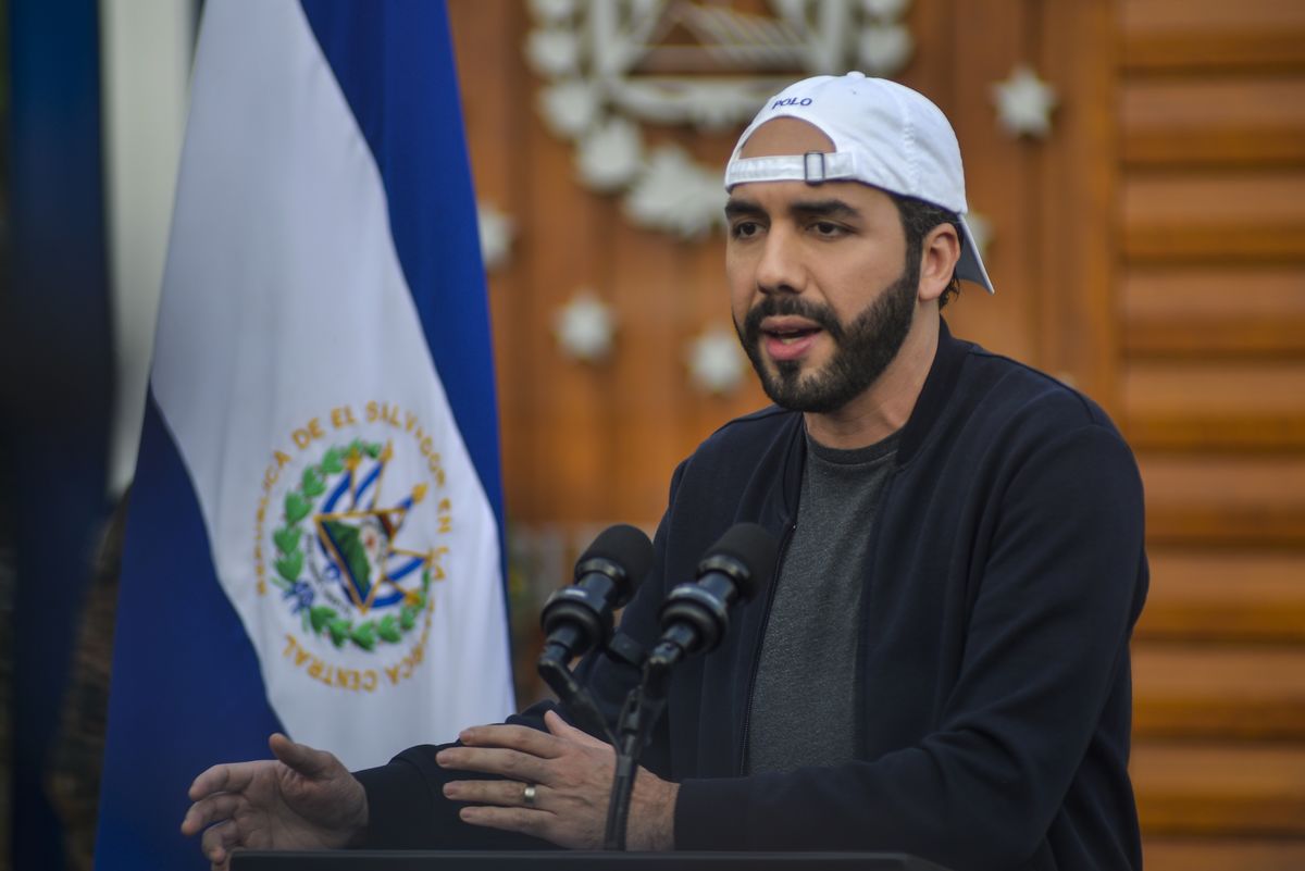 El Salvador person speaking with flag in background for decentral publishing